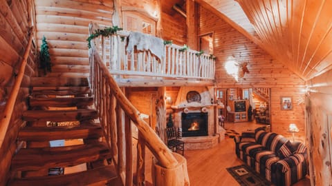 Trails and Suite- Non Smoking, Partial Lake View | Living room