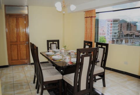 City Apartment, 3 Bedrooms, City View | In-room dining