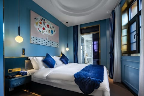 Premier Suite | Minibar, in-room safe, desk, blackout drapes