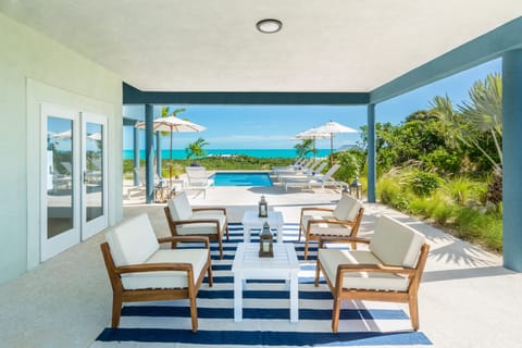 Gorgeous outdoor seating area in luxury Turtle Tail1
