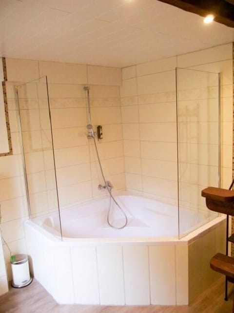 Double Room | Bathroom | Deep soaking tub, free toiletries, hair dryer, towels