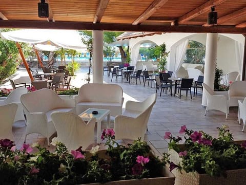 2 bars/lounges, beach bar