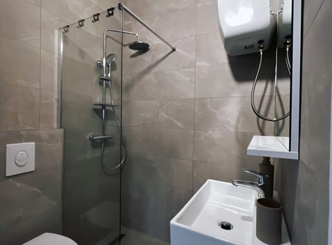 Double Room (Apartments & Rooms Tapera- Comfort Do) | Bathroom | Deep soaking tub, free toiletries, hair dryer, towels