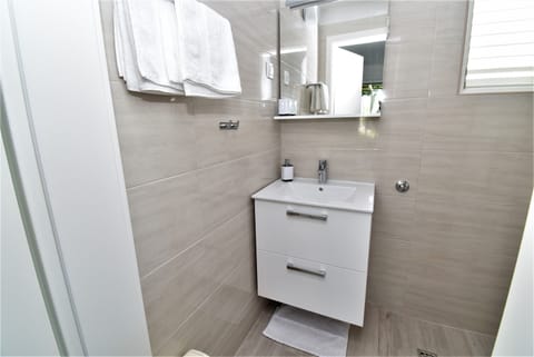 Studio, Terrace, Garden View | Bathroom | Free toiletries, hair dryer, towels