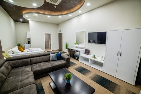 Deluxe Apartment | Premium bedding, memory foam beds, in-room safe, blackout drapes