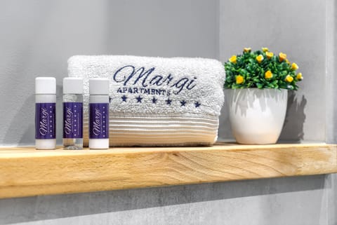 Superior Apartment, 1 Double Bed with Sofa bed, Non Smoking | Bathroom | Shower, hair dryer, towels