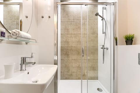 Superior Apartment, 1 Double Bed with Sofa bed, Non Smoking | Bathroom | Shower, hair dryer, towels