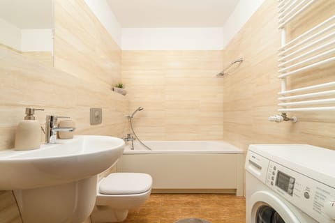 Combined shower/tub, hair dryer, towels