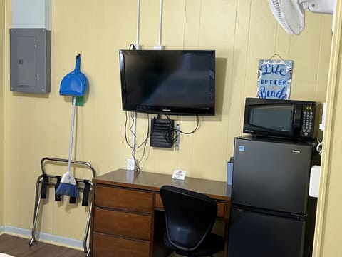 Standard Room, 1 King Bed, Non Smoking | Individually decorated, individually furnished, laptop workspace