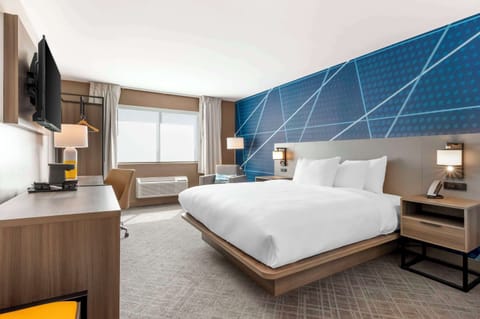 Standard Room, 1 King Bed, Non Smoking | Desk, blackout drapes, iron/ironing board, rollaway beds