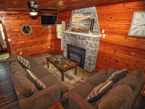 Corner Cottage | Living area | Flat-screen TV