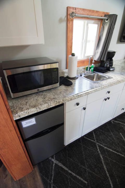 Studio Cottage  | Private kitchenette | Oven, cookware/dishes/utensils