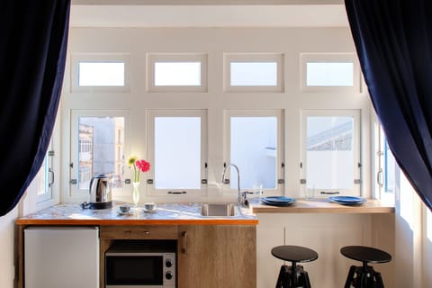 Double or Twin Room | Private kitchenette | Fridge, coffee/tea maker, electric kettle, cookware/dishes/utensils