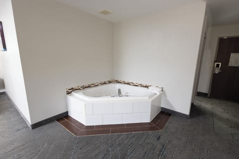 King Whirlpool Suites | Laptop workspace, iron/ironing board, free WiFi, bed sheets