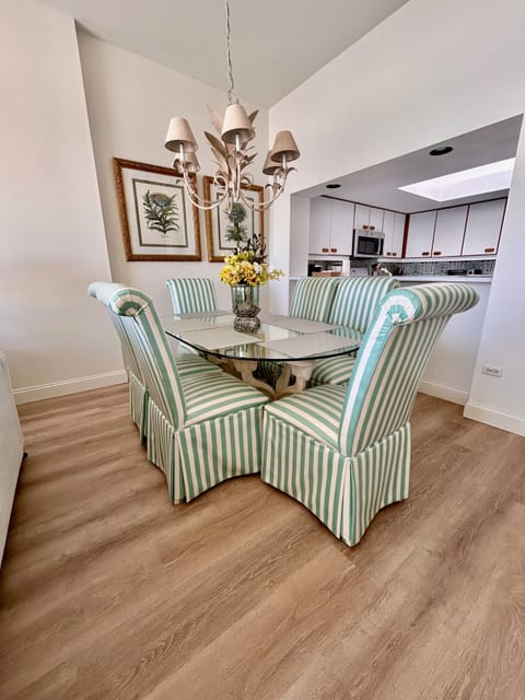 Dining area, seats 6