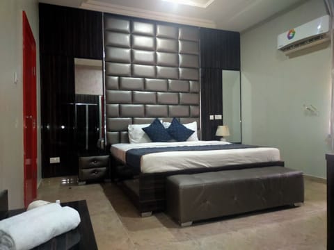 Executive Suite, 1 King Bed, Non Smoking | Free WiFi, bed sheets
