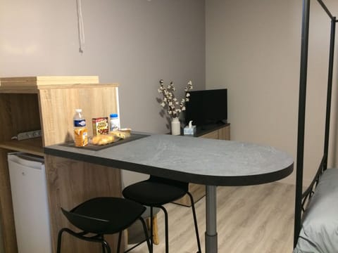 Studio, 1 Double Bed, Kitchenette, Ground Floor | In-room dining