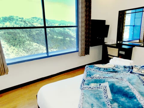 Superior Room, 1 King Bed, Smoking | Balcony view