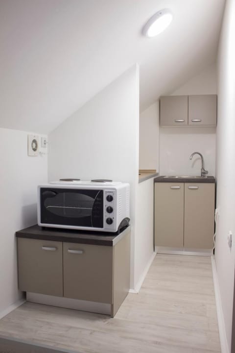 Fridge, oven, stovetop, cookware/dishes/utensils