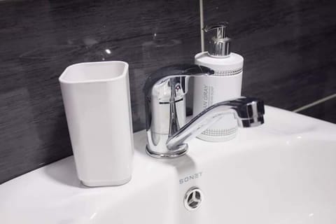 Deluxe Double Room, 1 King Bed | Bathroom | Shower, free toiletries, hair dryer, towels