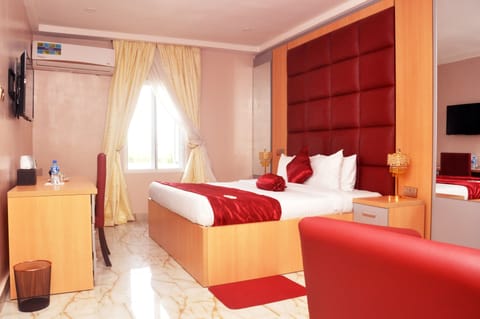 Exclusive Suite, 1 King Bed, Non Smoking | Premium bedding, in-room safe, desk, laptop workspace