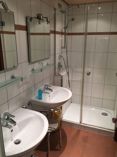 Double or Twin Room, Non Smoking | Bathroom | Shower, free toiletries