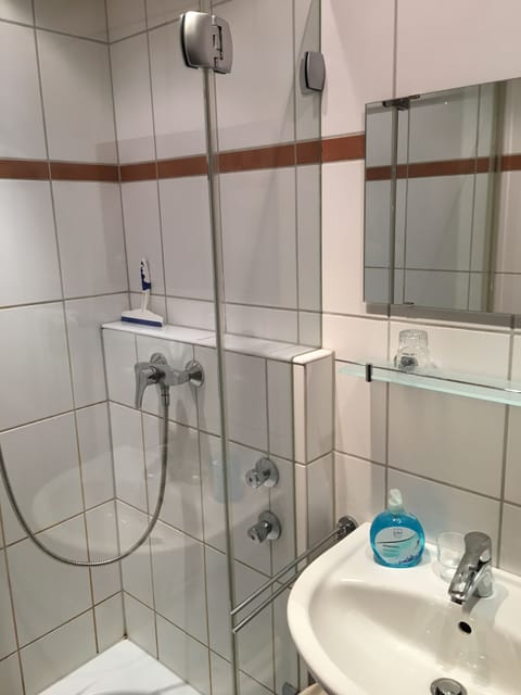 Single Room, Non Smoking | Bathroom | Shower, free toiletries