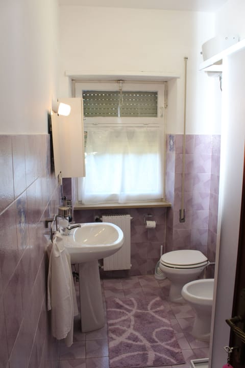 Double Room | Bathroom | Shower, rainfall showerhead, hair dryer, bidet