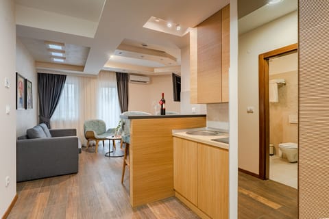 Deluxe Suite, 1 Bedroom | Private kitchen