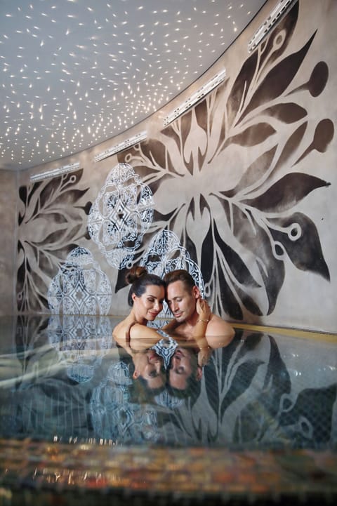 Sauna, hot tub, steam room, hot stone massages, deep-tissue massages