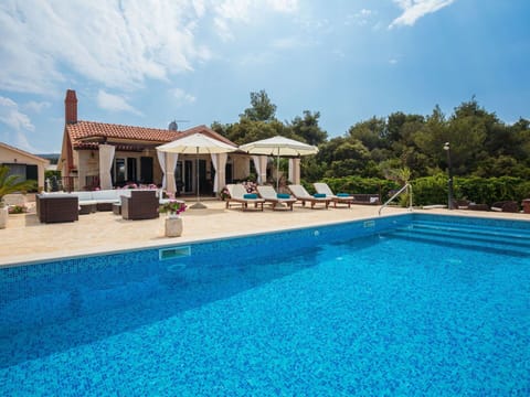 Swimming Pool, Resort, Umbrella, Leisure, Outdoor Furniture, Thermae, Eco Hotel, Vacation, Estate, Hotel