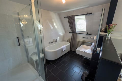 Premium Room | Bathroom | Separate tub and shower, deep soaking tub, designer toiletries