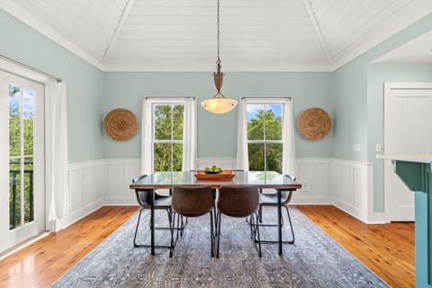 Dining area, seating for 6