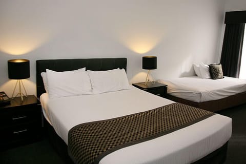 Executive Spa Suite | Blackout drapes, iron/ironing board, bed sheets