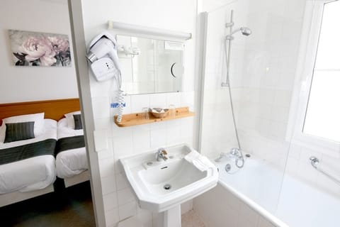 Twin Room | Bathroom | Combined shower/tub, free toiletries, hair dryer, towels