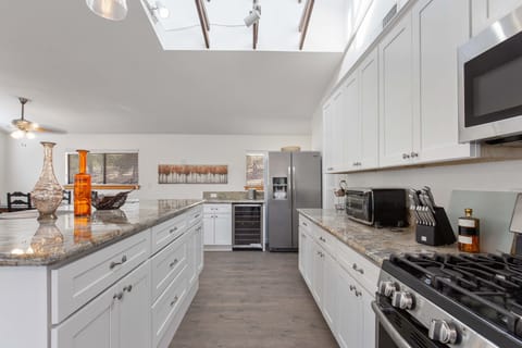 Fully equipped kitchen (utensils, spices, pots/pans , wine fridge, etc...)