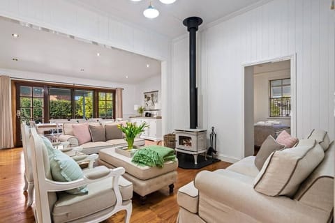 Classic large Queenslander in character filled East Toowoomba. 2 minute walk to cafe, restaurant, bakery, bottle shop, beauty parlour. 10 minute walk from Queen's Park.