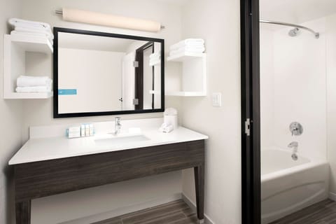 Combined shower/tub, free toiletries, hair dryer, towels