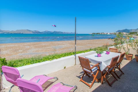LA CALMA house for 6 persons on the beach Alcudia www.Mallorcavillaselection.com 