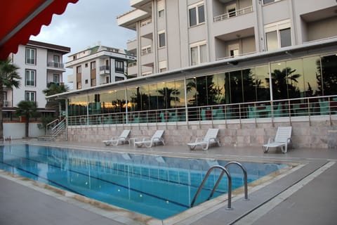 Seasonal outdoor pool, free cabanas, pool umbrellas
