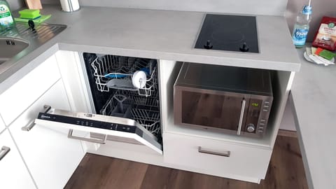 Apartment (Split Level) | Microwave