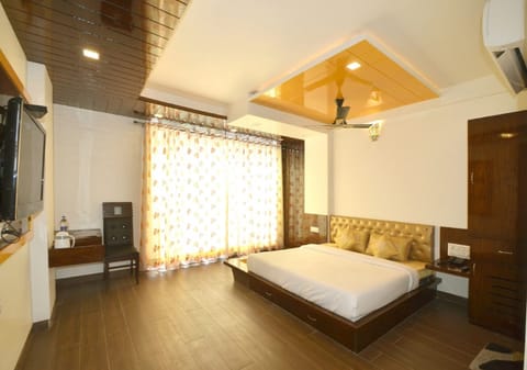 Basic Suite, 1 Double Bed, Non Smoking | In-room safe, soundproofing, free WiFi, bed sheets