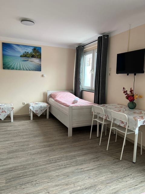 Single Room, Shared Bathroom | Desk, free WiFi, bed sheets