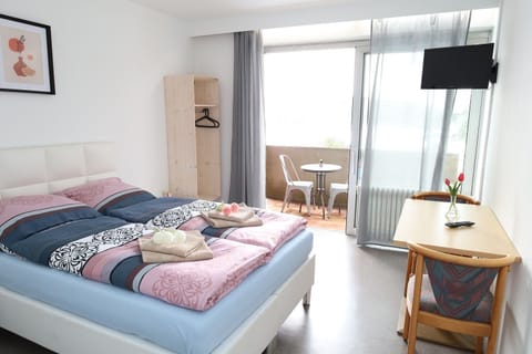 Double Room, 1 Queen Bed, Ensuite | Free WiFi, bed sheets