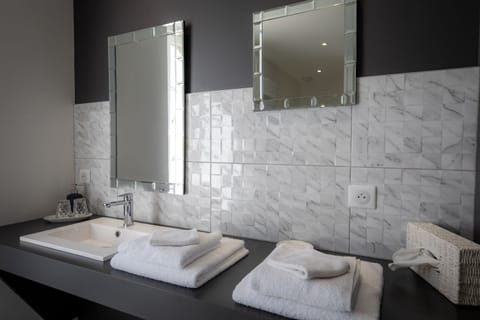 Double Room, 2 Twin Beds, Accessible, Non Smoking | Bathroom sink