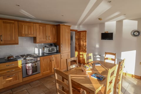 Cottage, Multiple Beds, Non Smoking, Lake View | Shared kitchen | Fridge, microwave, oven, stovetop