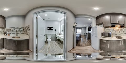 Combined shower/tub, free toiletries, towels