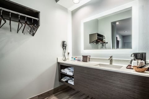 Basic Room, 1 King Bed, Smoking | Blackout drapes, iron/ironing board, free WiFi, bed sheets