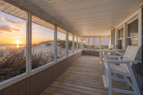 Wayfarer's Rest - Sunrise from Covered Porch