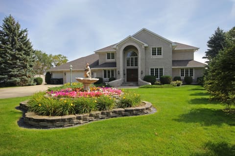 Front View of Lake Pointe
Flowers Vary